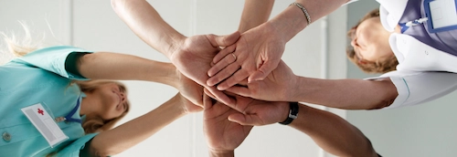 cerca-equipo-trabajadores-salud-scaled